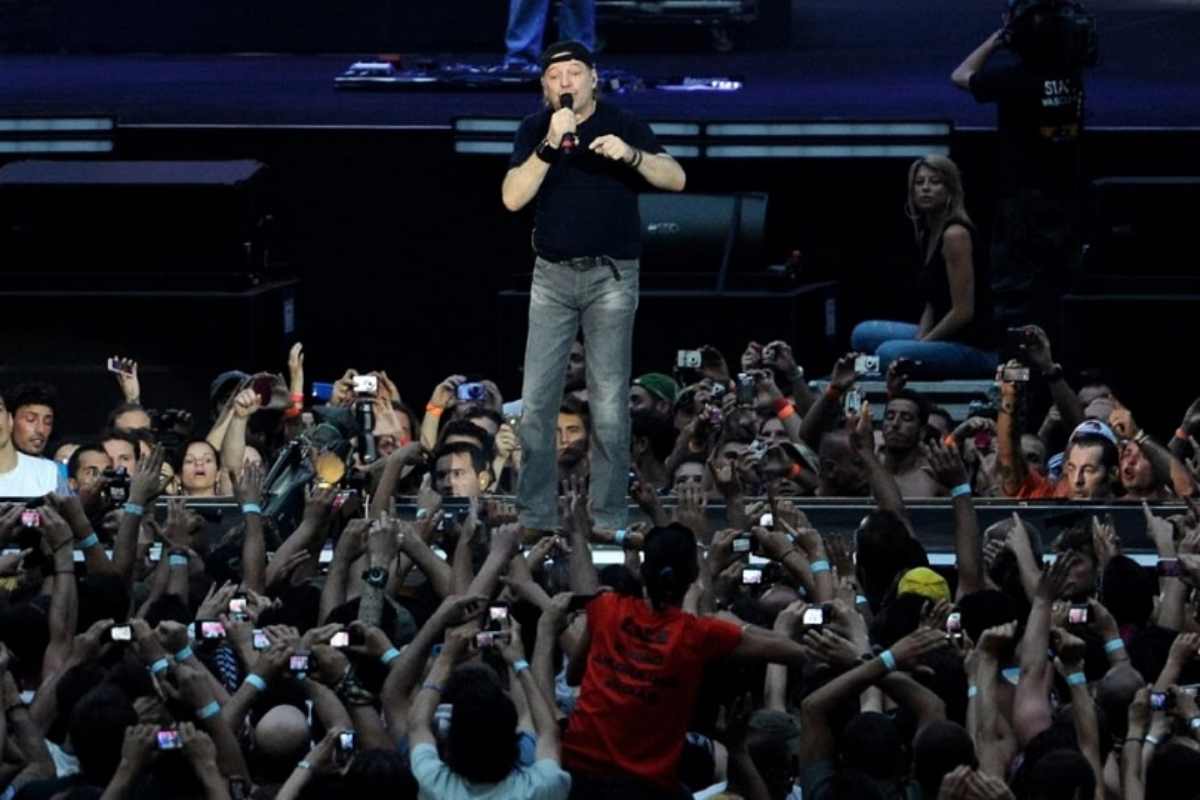 Vasco Rossi Si Prende Piazza Maggiore A Bologna Per Il Video Del Nuovo Singolo Zerouno Tv Music Taormina